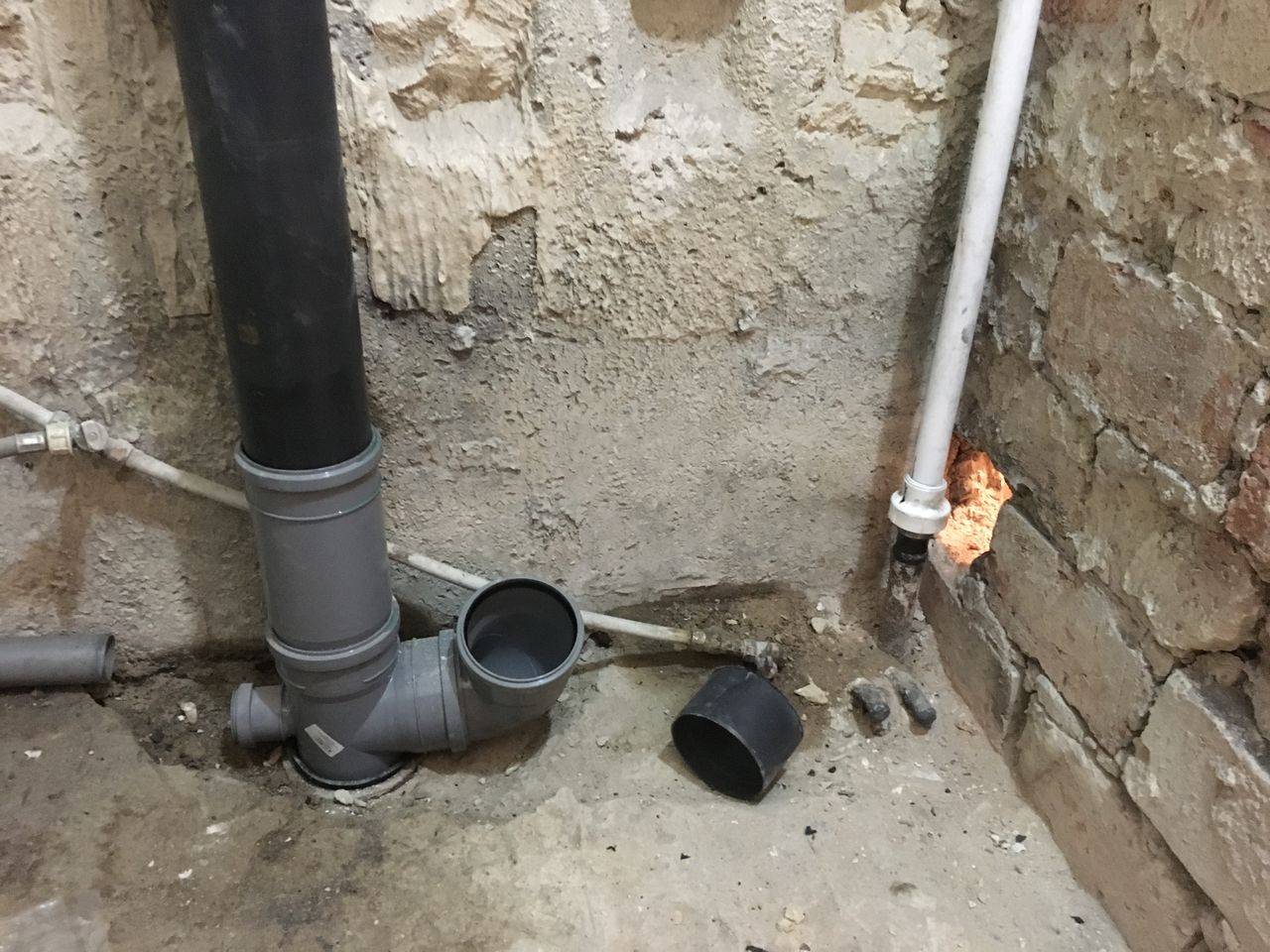 Как правильно соединить пластиковую трубу с чугунной канализацией?