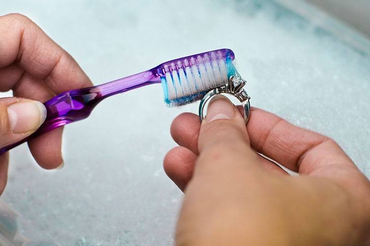 5 способов использования старых зубных щеток в быту — домашние советы