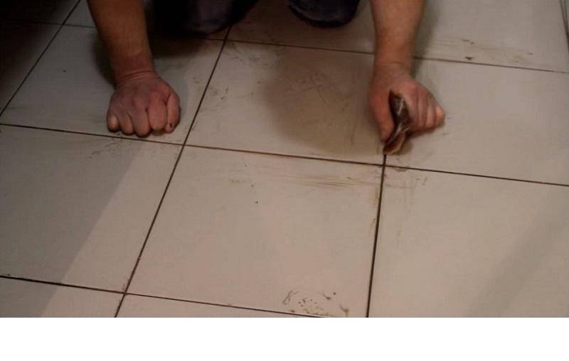 Чем и как очистить швы между плиткой на полу в ванной или кухне