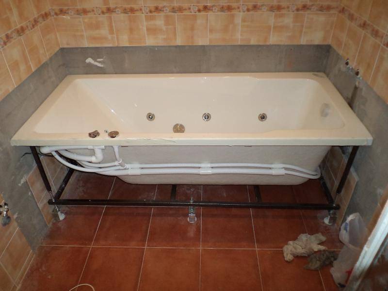 Ванна со встроенным смесителем на борту: чугунная и гидромассажная ванная с двумя отверстиями в корпусе для крана и для душа, фото