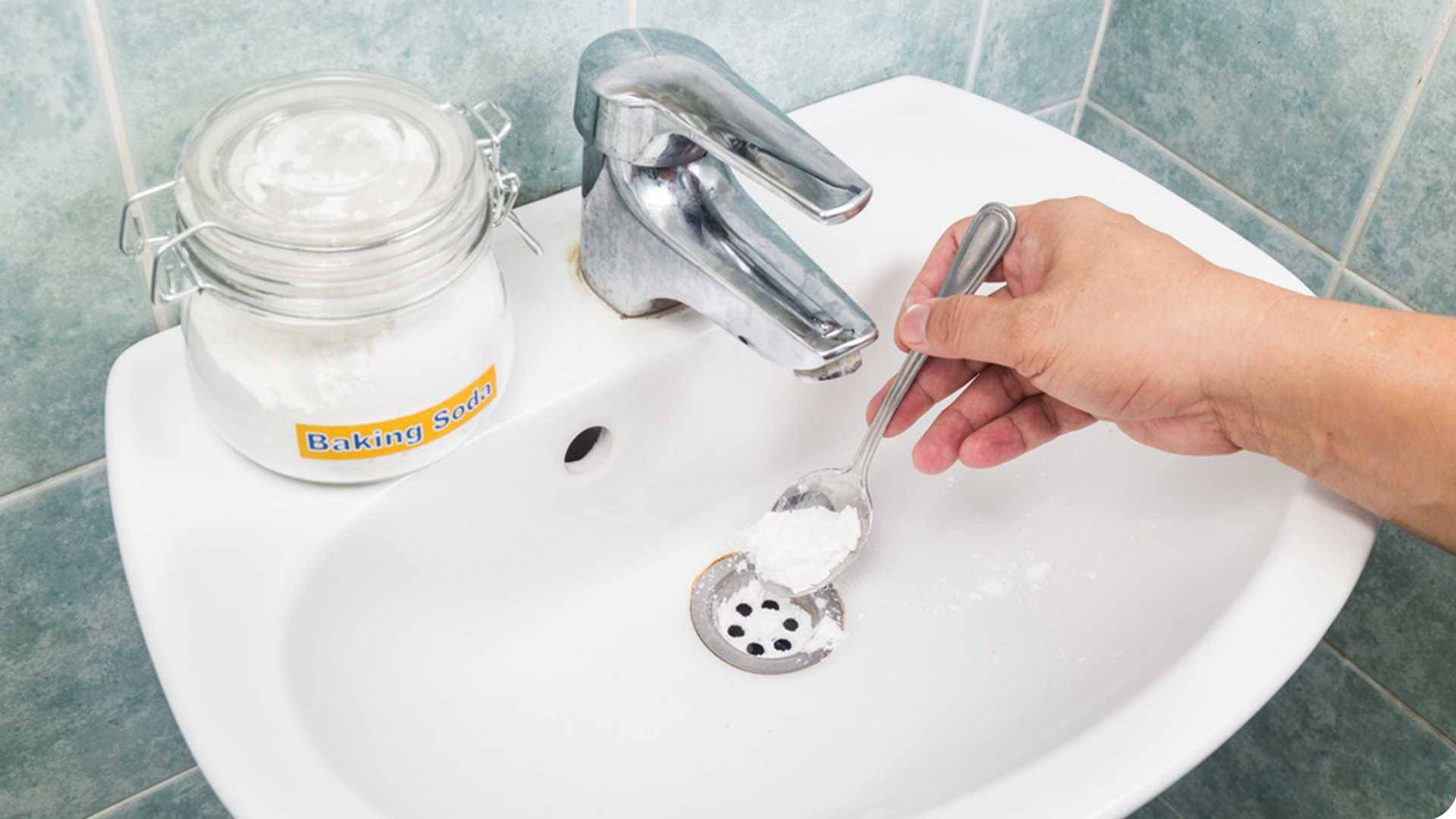 Как самостоятельно выполнить чистку слива ванны и раковины