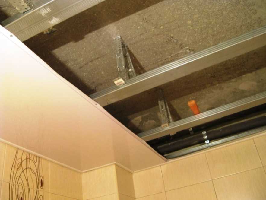Потолок в ванной из пластиковых панелей своими руками: пошаговая инструкция