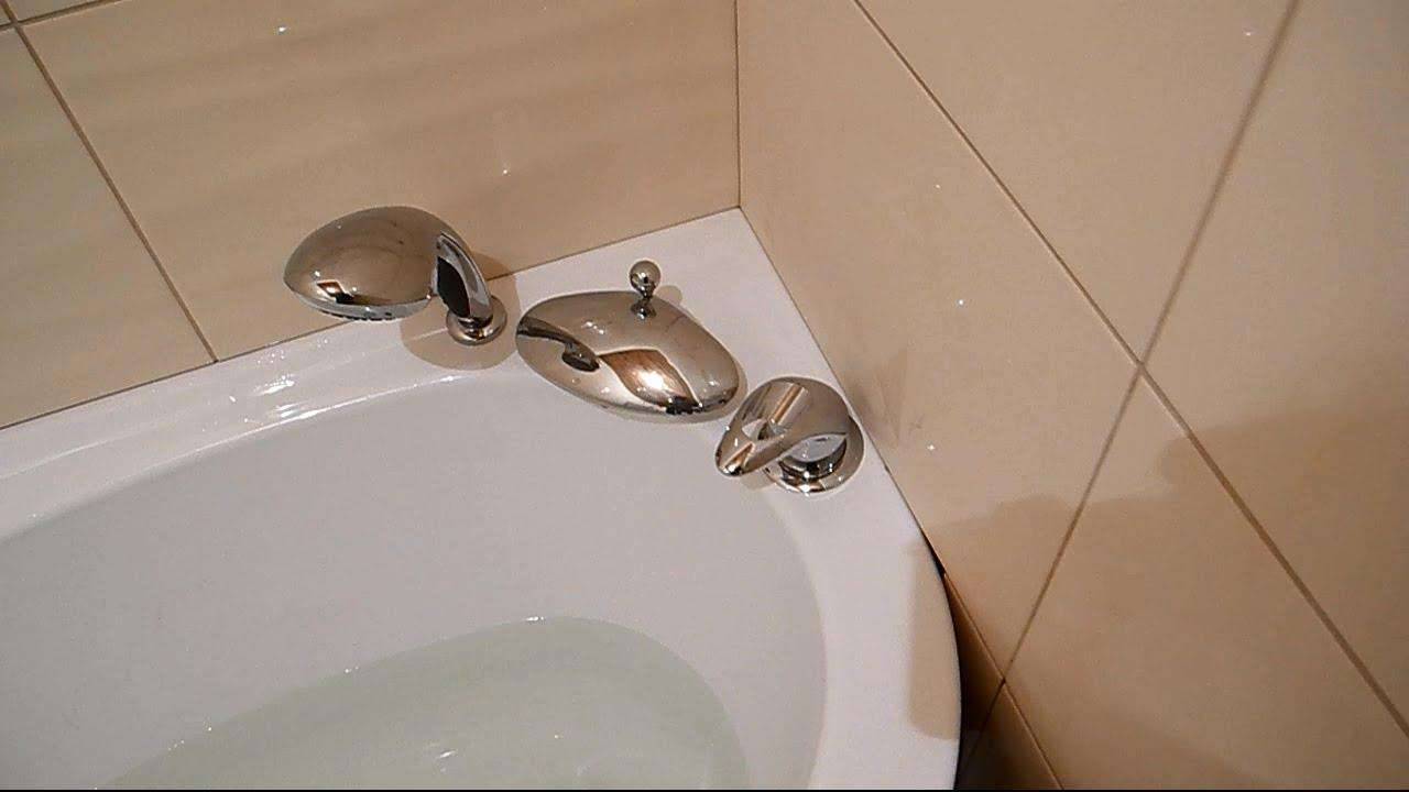 Ванна со встроенным смесителем на борту: чугунная и гидромассажная ванная с двумя отверстиями в корпусе для крана и для душа, фото