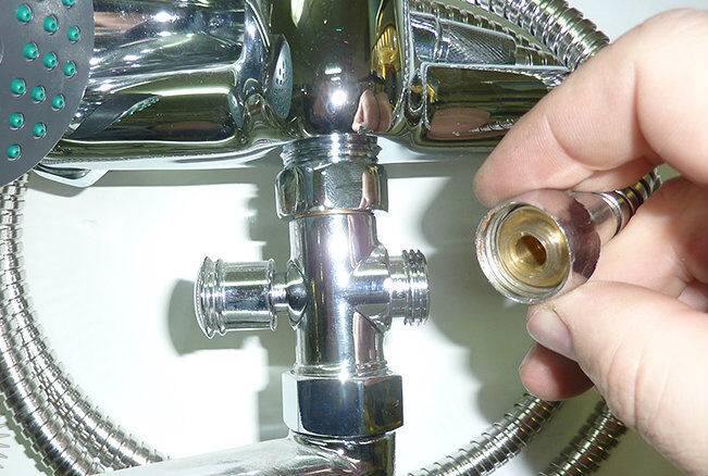 Как отремонтировать смеситель в ванной с душем: распространенные поломки + способы их устранения