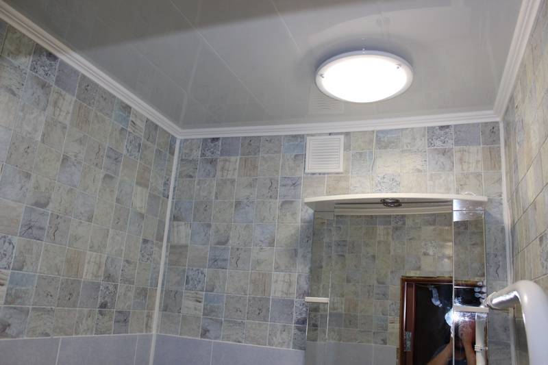 В чем преимущество пластиковых гибких пвх панелей для отделки стен ванной, коридора или кухни?