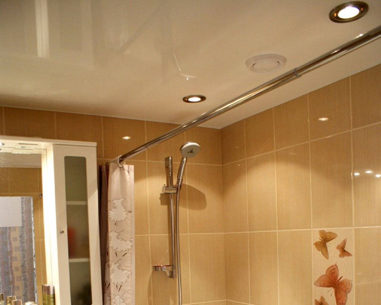 Установка реечного потолка в ванной: перечень материалов и инструкция по выполнению работ