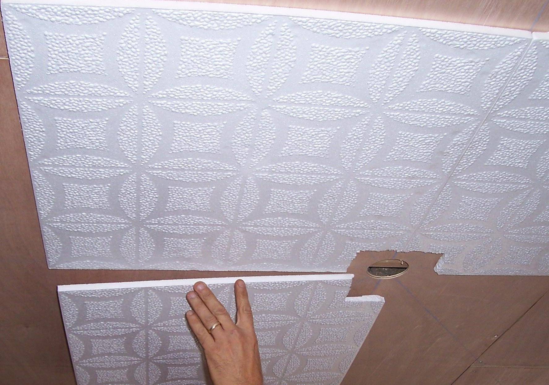 Как поклеить потолочную плитку на неровный потолок своими руками - все о строительстве