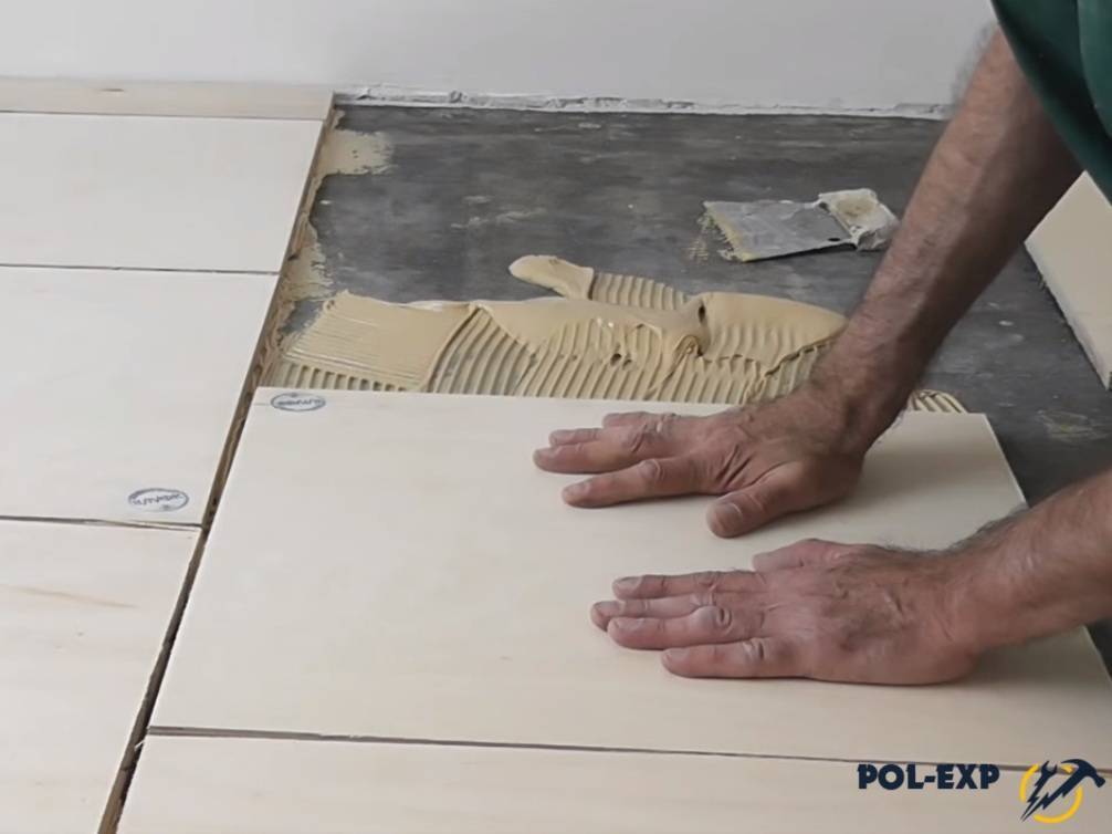 Укладка плитки на деревянный пол: как положить кафель на фанеру, дсп своими руками