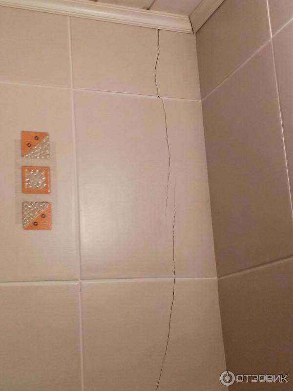 Треснула плитка на стене в ванной — что делать и как поменять