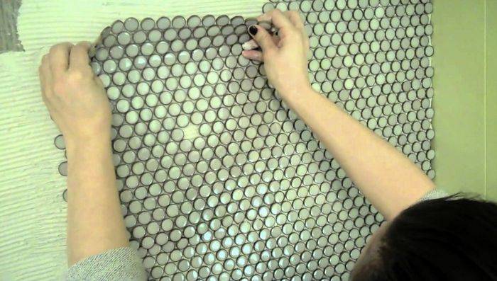 Как клеить мозаику? 30 фото: как правильно приклеить мозаичную плитку на сетке на стену на кухне, на гипсокартон и на деревянную поверхность – ремонт своими руками на m-stone.ru
