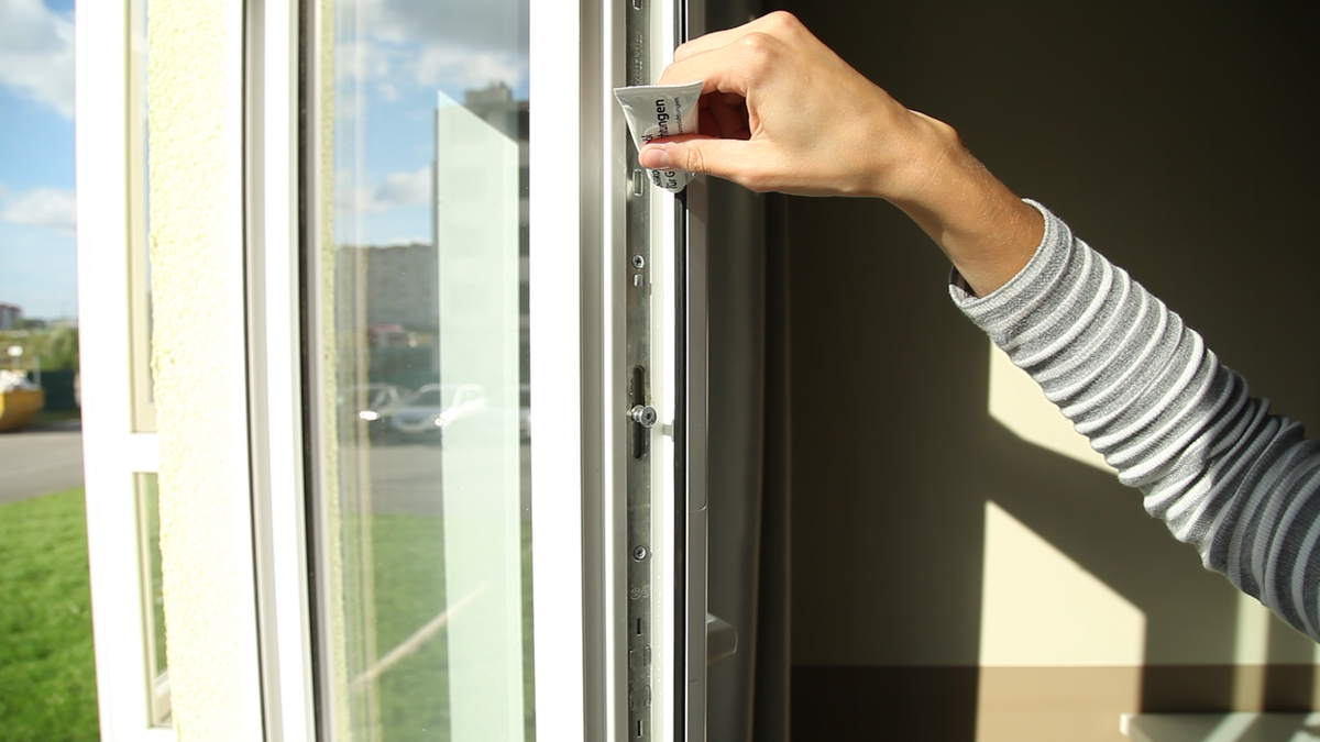 Уход за пластиковыми окнами зимой и летом своими руками: какие средства можно использовать в домашних условиях