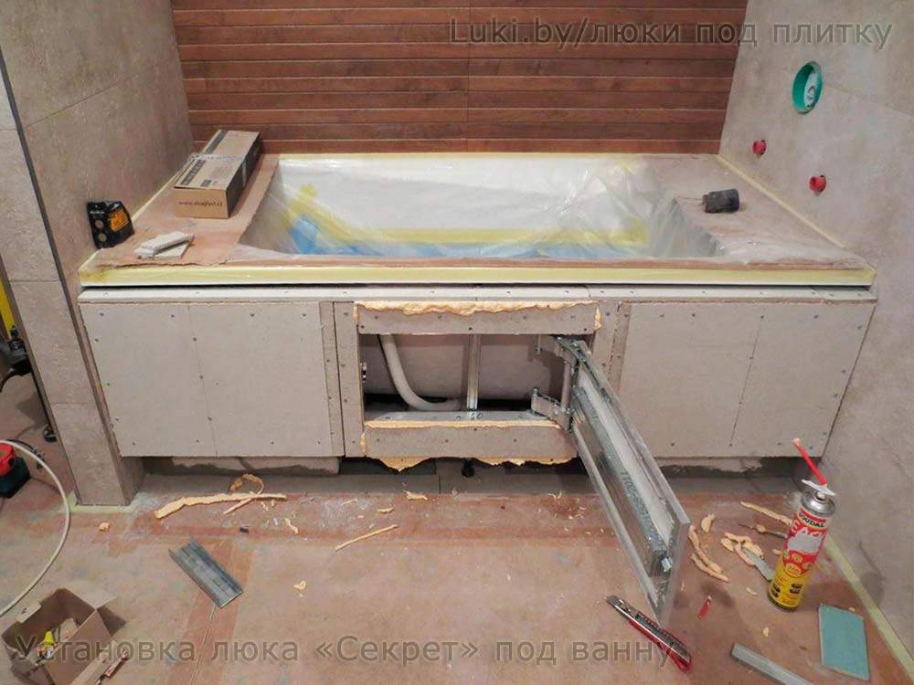 Смотровой люк в ванной под плитку - виды и выбор лючка