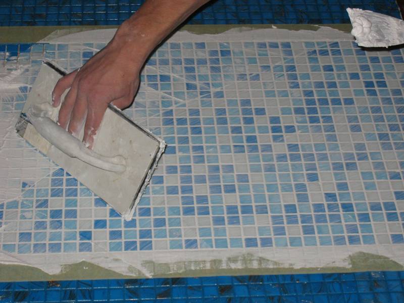 Как правильно класть мозаику на стены и пол: руководство по монтажу плитки, советы и правила