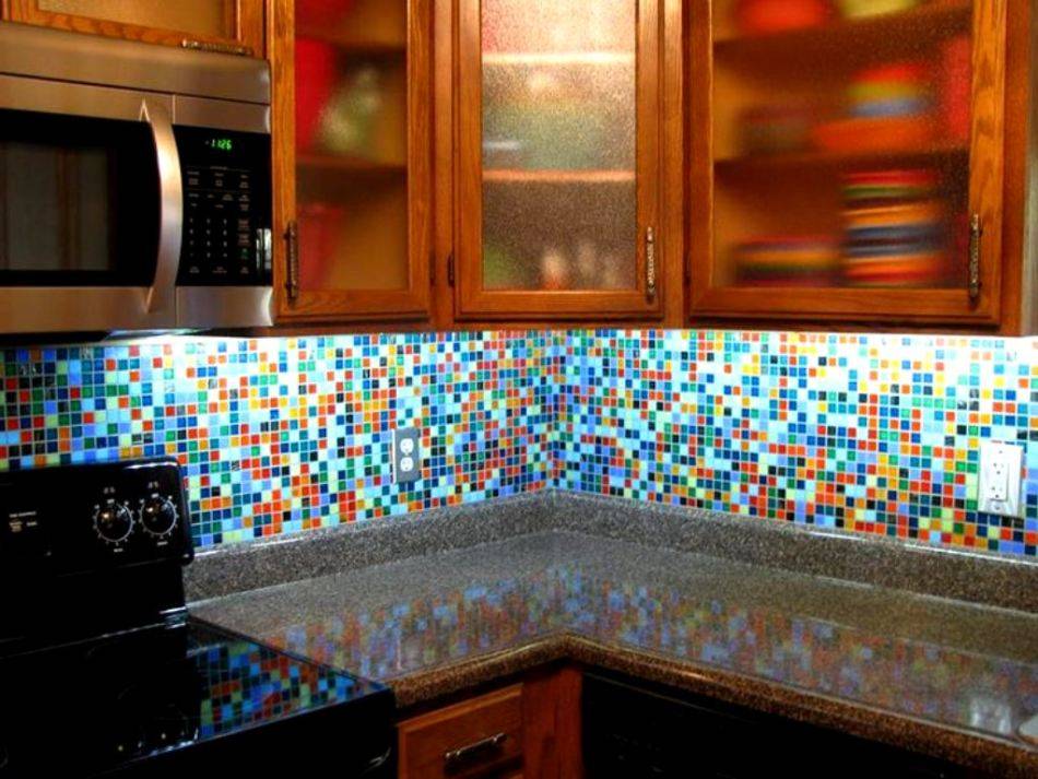 25 стильных решений для фартука из мозаики на кухне