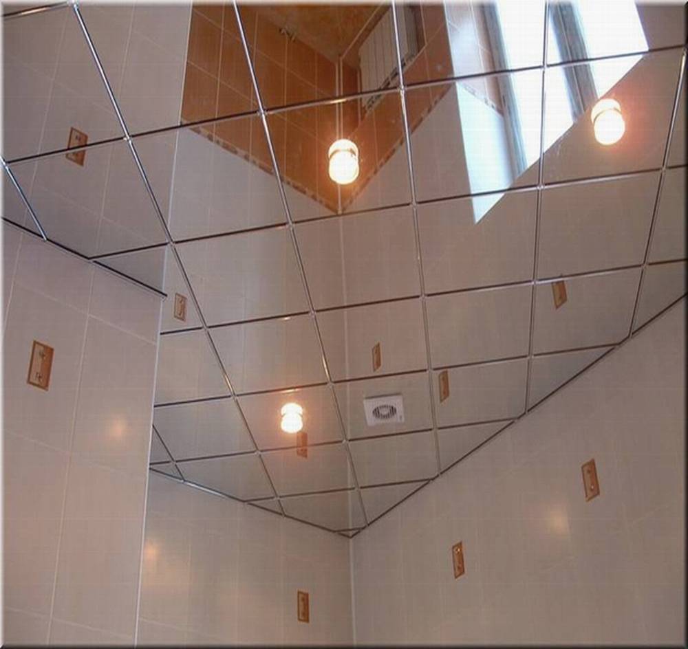 Зеркальный натяжной потолок в спальне по бокам кровати в интерьере - 17 фото