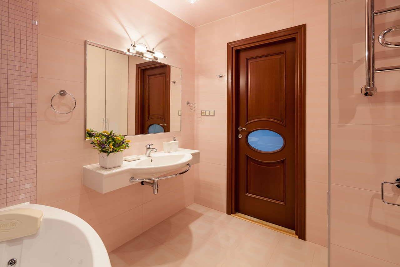 Какие двери лучше ставить в ванную комнату - советы по выбору