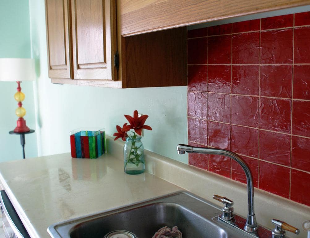 Можно ли покрасить кафельную плитку на кухне: этапы проведения работ