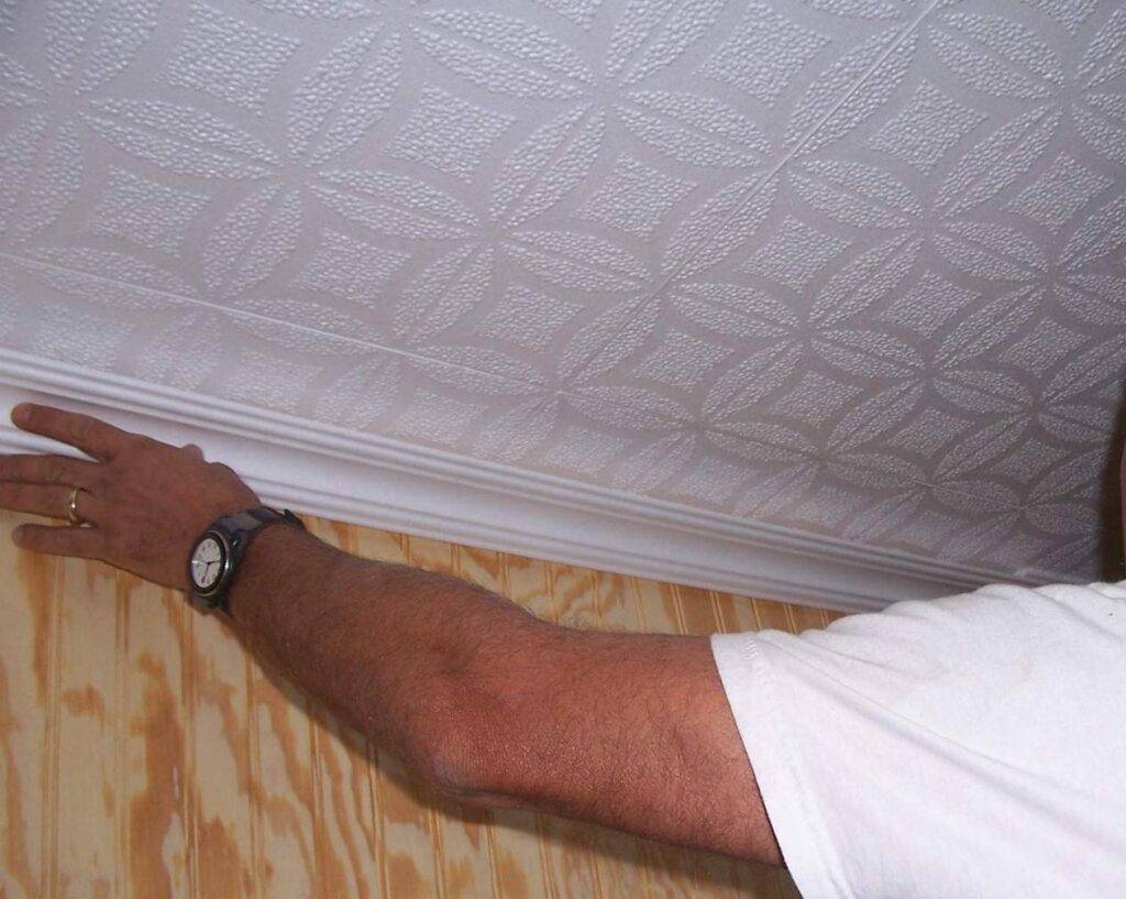 Как поклеить потолочную плитку на неровный потолок из пенопласта и видео