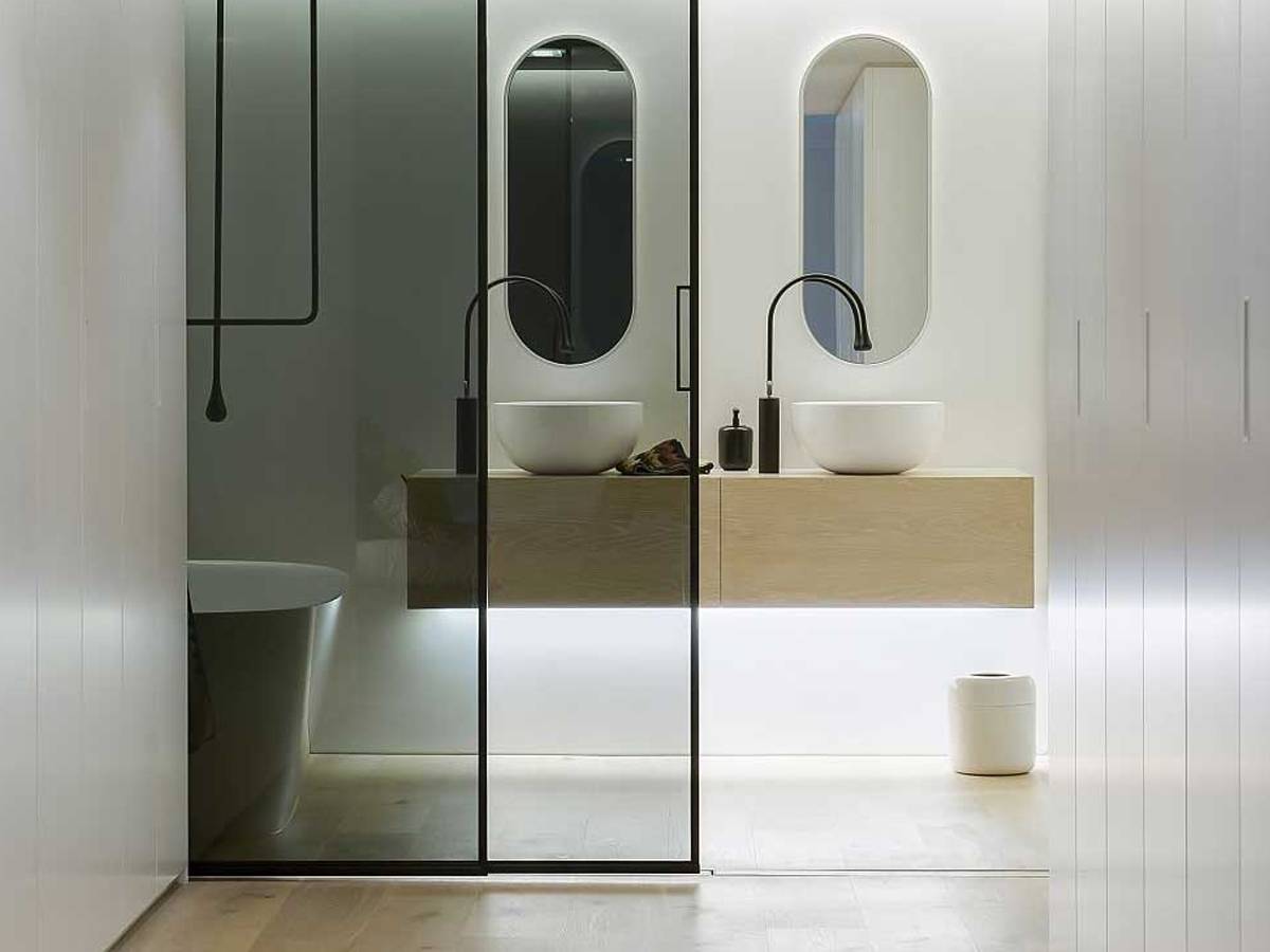 Cтеклянные двери для ванной комнаты и туалета — виды и установка (видео, фото)
