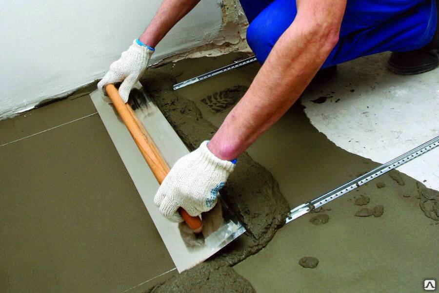 Выровнять пол плиточным клеем: какой его состав лучше взять, можно ли произвести выравнивание стяжки бетонной плоскости под ламинат и линолеум, как это сделать?