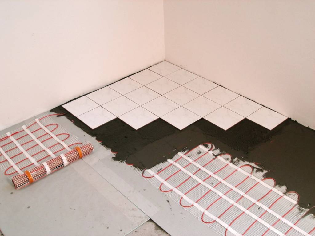 Укладка плитки на теплый пол: виды систем и их монтаж своими руками с пошаговыми инструкциями