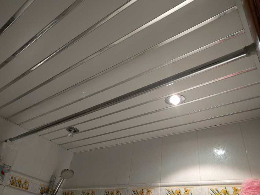 Алюминиевый потолок в ванной комнате: алюминиевые панели для потолка, монтаж реечного потолка из металлических панелей