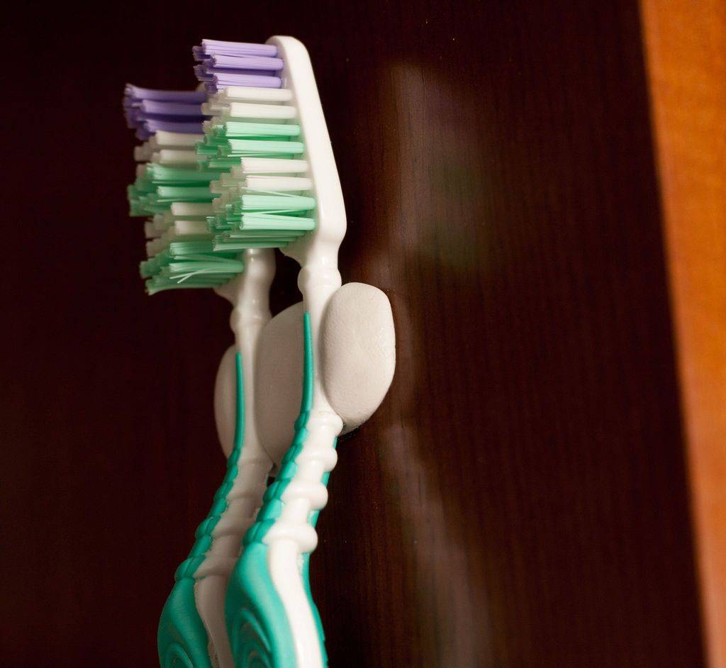 Что можно сделать из старых зубных щеток своими руками: полезные советы