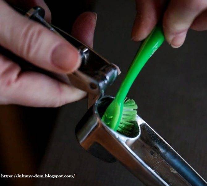 Практичное применение старой зубной щетки: использование в уборке дома, другие назначения