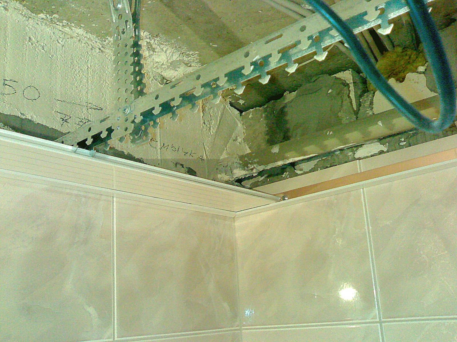 Подвесной потолок в ванной. Обзор вариантов потолочных конструкций и их достоинства и недостатки