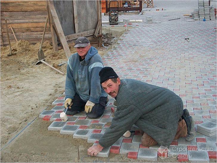 Технология укладки тротуарной плитки на песок; выбор материала