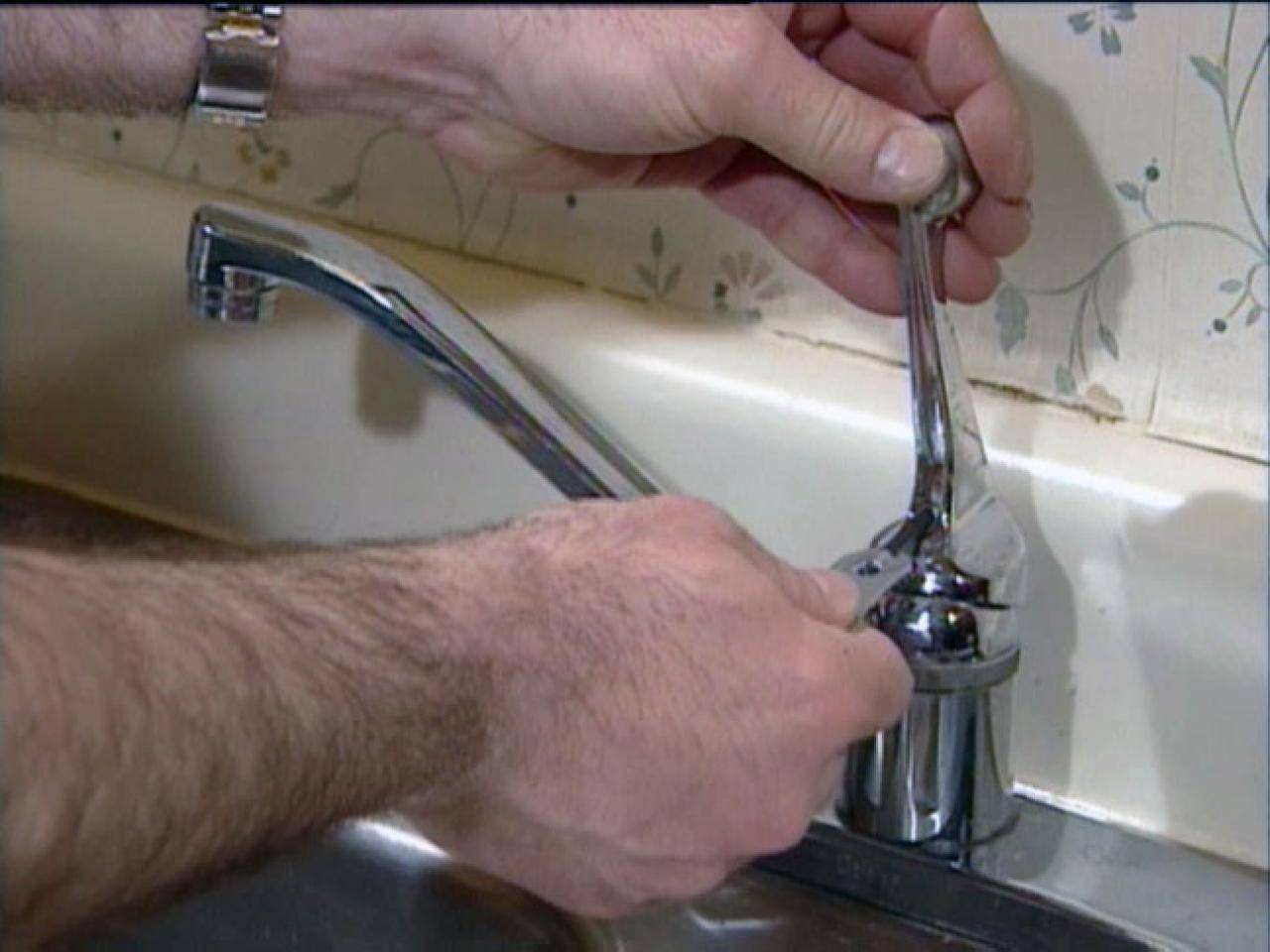 Бьет током от воды из крана, почему в ванной 220, причины утечки тока и что делать в таких случаях