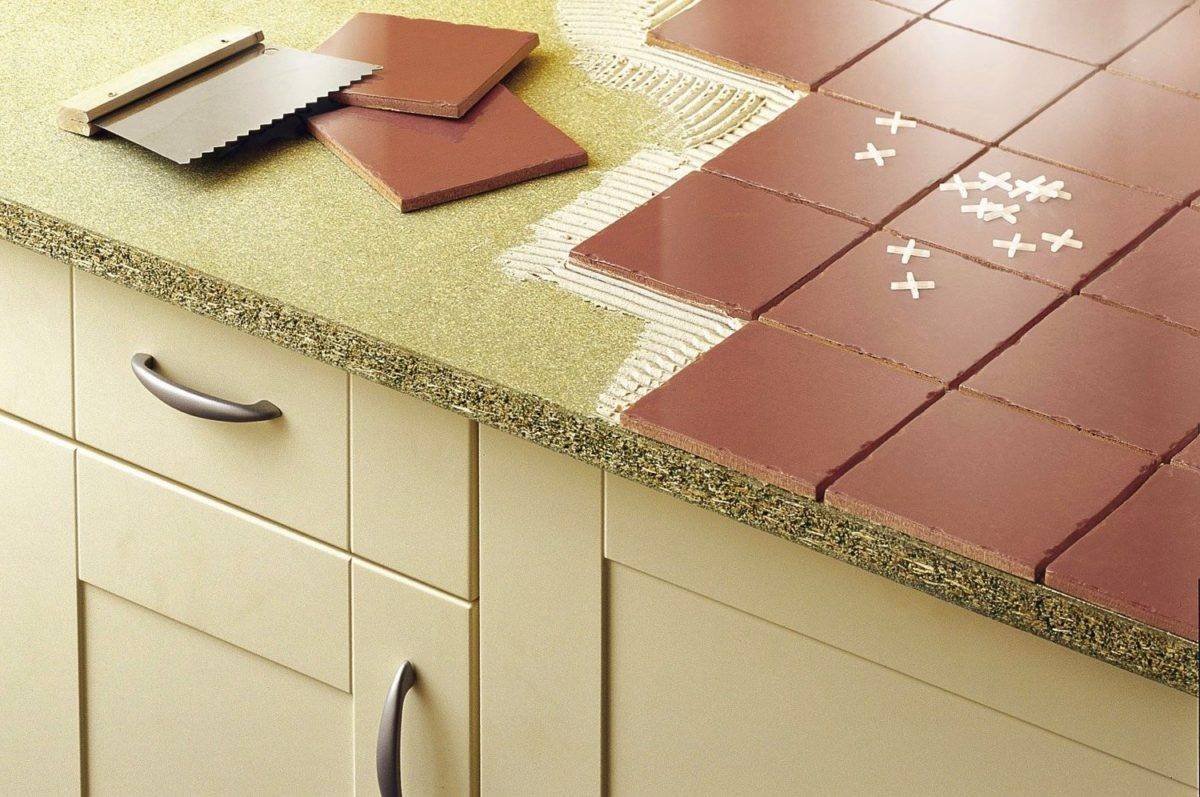 Укладка плитки на кухне своими руками. выбор плитки и сопутствующих материалов для пола, различные схемы самостоятельной укладки на кухне