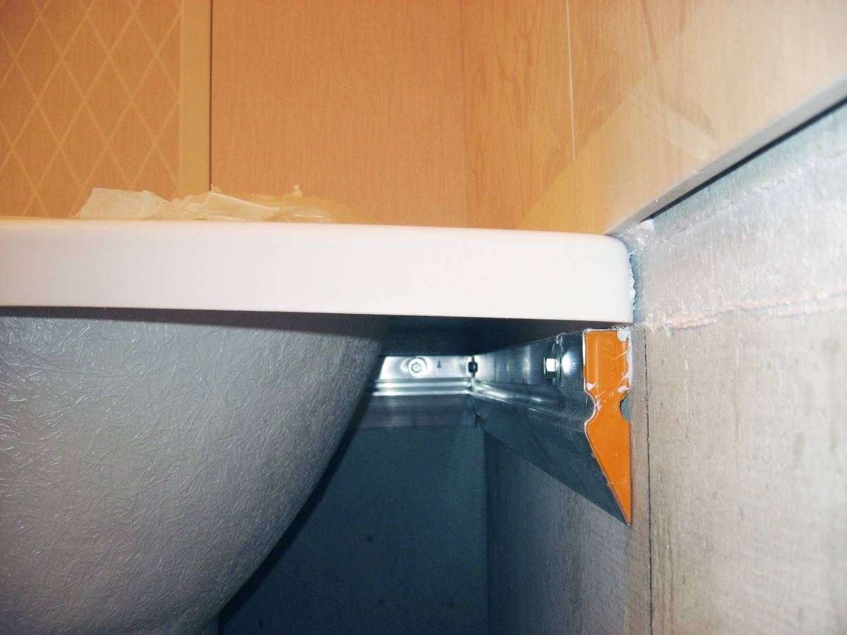 Крепление акриловой ванны к стене: 3 надежных варианта