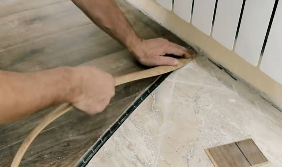 Как сделать стык между плиткой и ламинатом: решение +видео