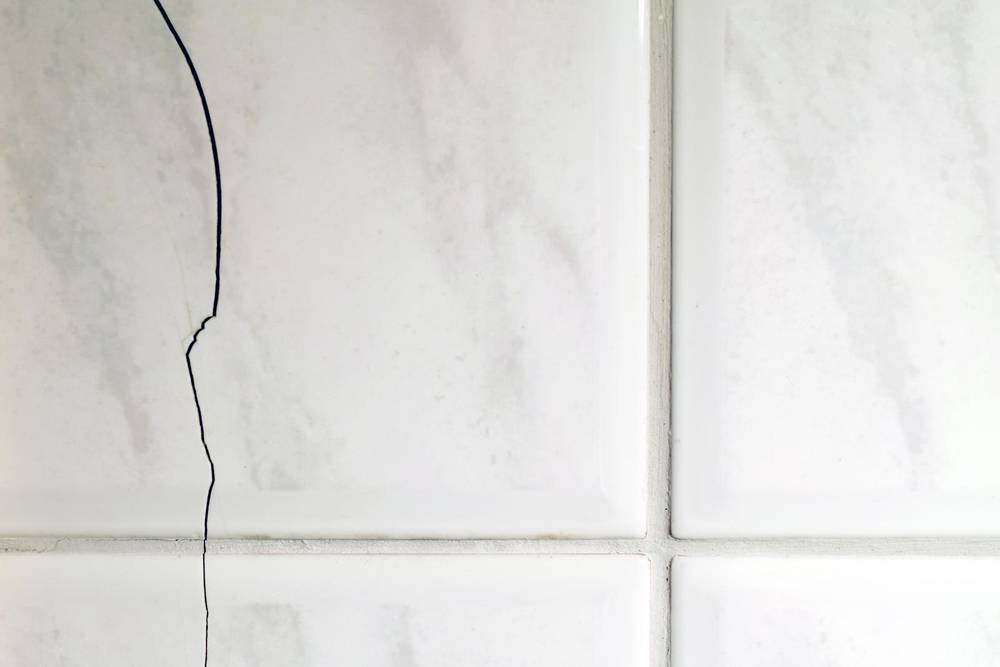 Мнение специалистов о том, почему трескается покрытие из плитки на стене в ванной