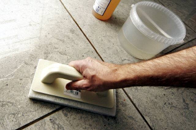 Отмываем керамическую плитку: способы и средства