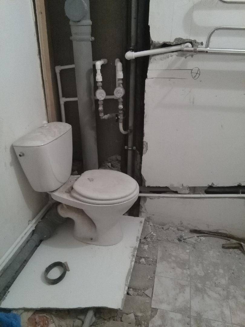 Туалет в квартире: как осуществить перенос унитаза от стояка