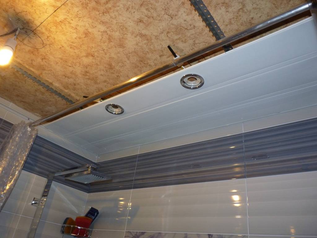 Навесной потолок в ванной своими руками (10 фото)