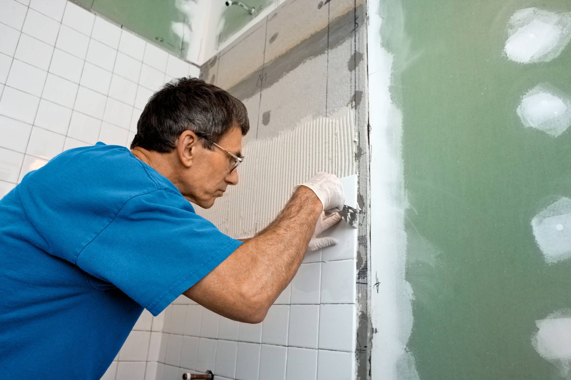 Подготовка поверхностей в ванной для укладки плитки: выравнивание стен и обработка пола перед работой