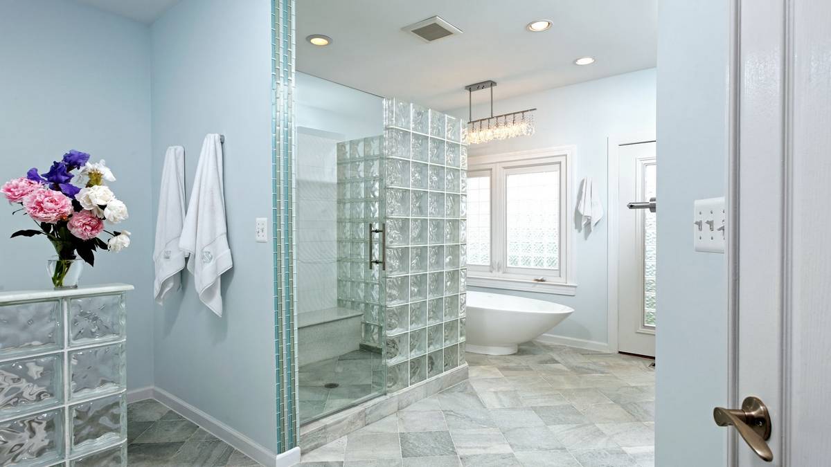 Зонирование в ванной: 28 примеров перегородок — от низких до высоких