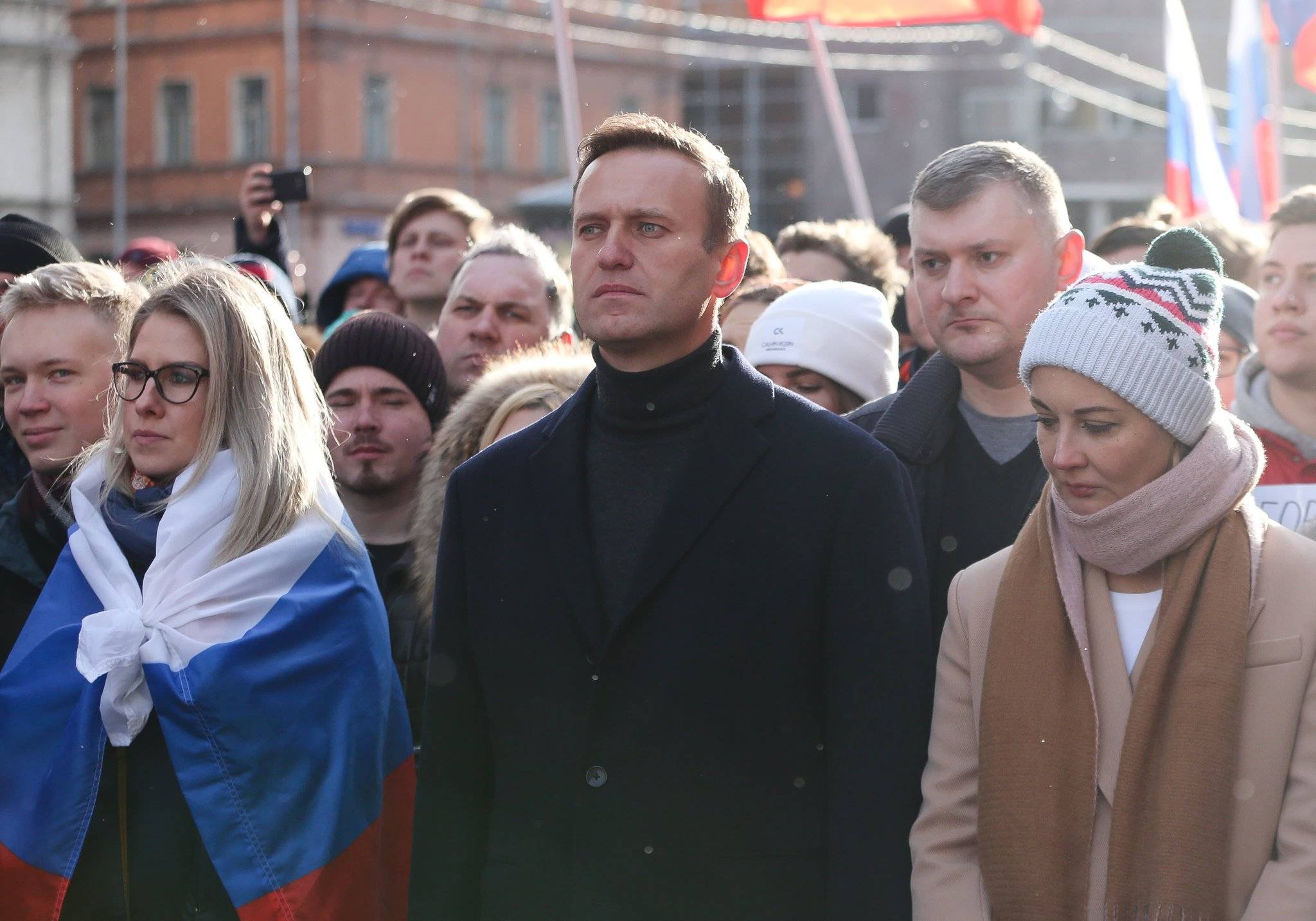 Фото алексея навального из больницы вызвало вопросы: зачем блогер собирается вернуться в россию