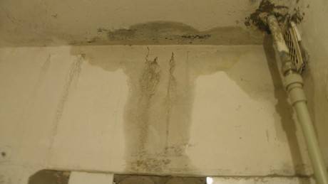 Слив воды с натяжного потолка: частые ошибки