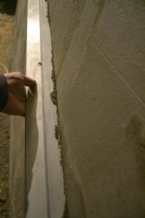Выравнивание стен плиточным клеем: можно выровнять готовым клеем или сухой смесью неровные стены, как это делать правильно и важные рекомендации по работе