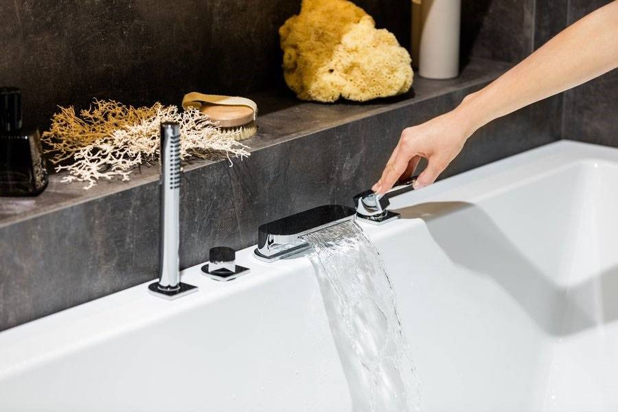 Гениальное — просто: как установить своими руками врезной смеситель для акриловой ванной