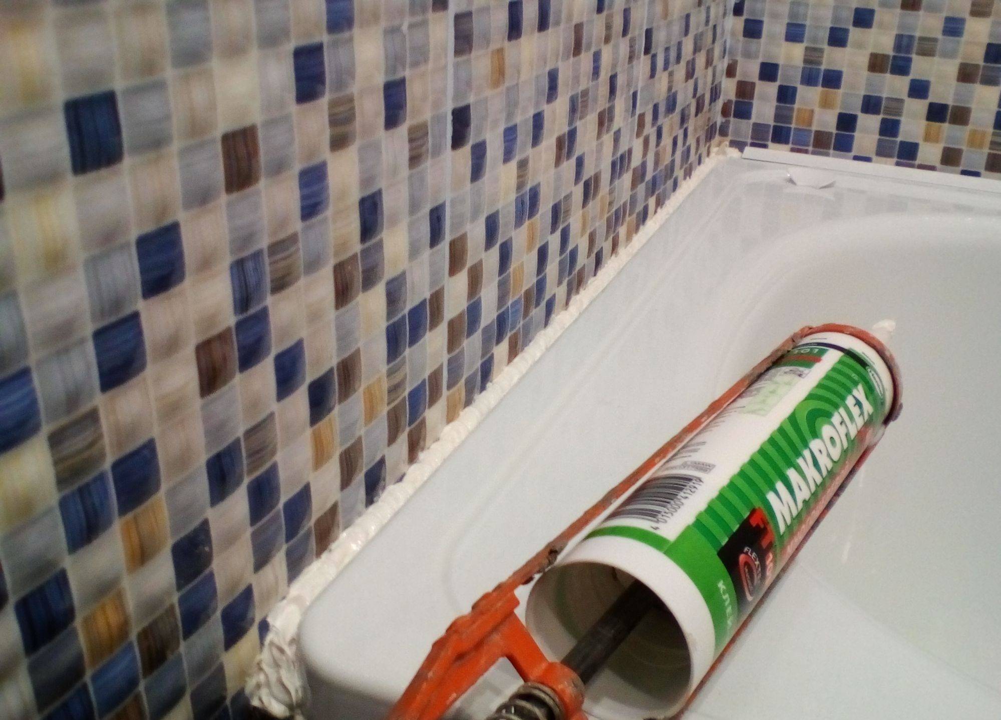 Как заделать стык между ванной и стеной: герметики и уголки