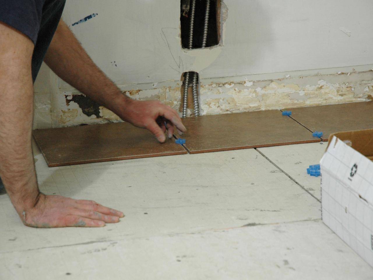 Технологии укладки керамической плитки на деревянный пол в ванной комнате