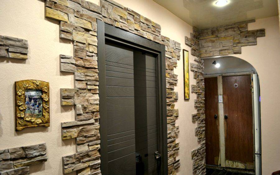 Декоративный камень на стену для внутренней отделки в квартире: как класть гипс, плитку, иные виды своими руками, а также фото укладки на кухне, дизайна в прихожей