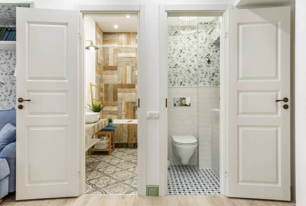 Какую дверь лучше выбрать для ванной комнаты и туалета?