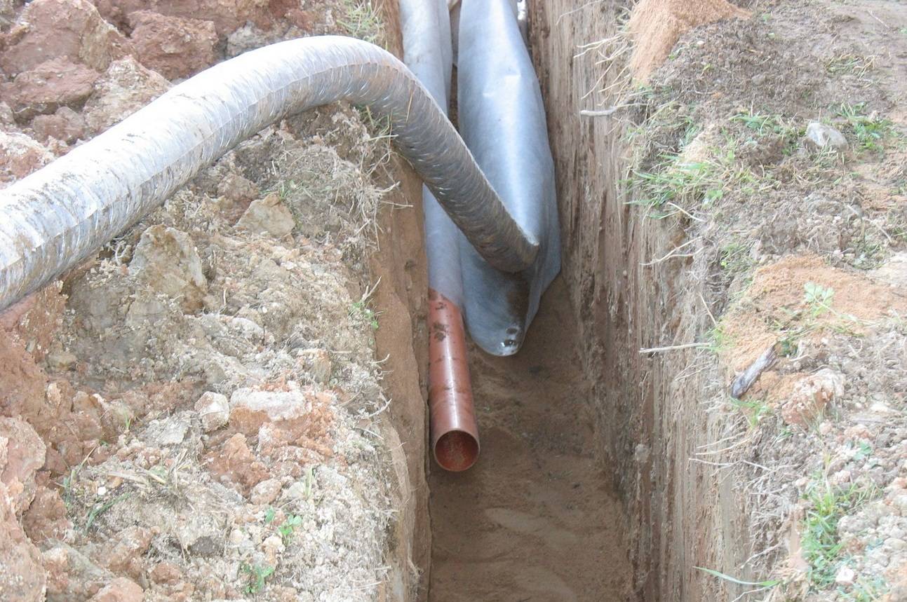 Как проложить канализационные трубы в частном доме: выбор, правила укладки, монтаж, схемы