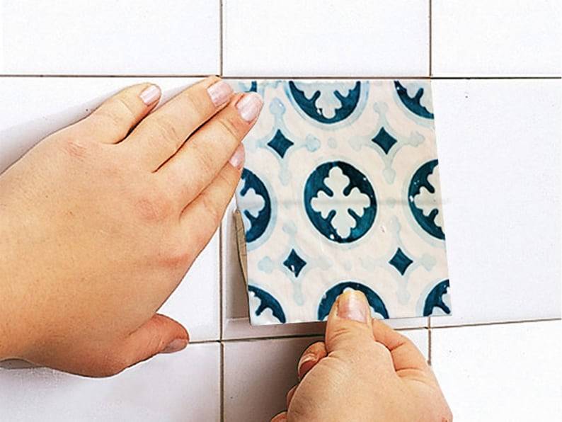Как обновить плитку в ванной, не меняя ее